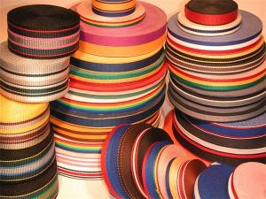 為什么丙綸長(cháng)絲制成的地毯受歡迎？